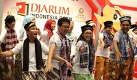 Para suporter menari dengan pakaian tradisonal Betawi di Istora Senayan, Jakarta, Kamis (14/06).