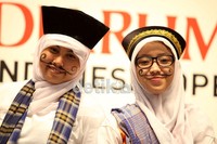 Dua suporter wanita dengan menggunakan jilbab, rela ia rias wajahnya dengan kumis dan berpakaian bak si Pitung pahlawan dari Betawi.
