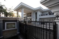 Pasca penangkapan Neneng, rumah yang berlokasi di Jalan Pejaten Raya No 7 itu terlihat sepi. Pagar rumah tampak tertutup rapat, Kamis (14/6/2012).