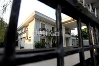 Di rumah berlantai dua ini Neneng ditangkap KPK. Kini Neneng telah ditahan di Rutan KPK.