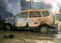 Selain membakar motor, perusuh juga membakar mobil yang tengah terparkir. (Erwin Senduk).