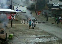 Asap mengepul dari motor yang dibakar oleh perusuh. (Erwin Senduk).