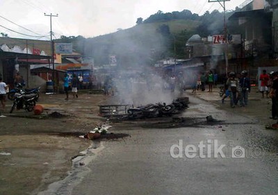 Jayapura Rusuh, Mobil dan Motor Dibakar
