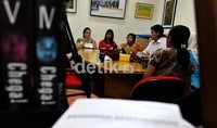 Musisi Melanie Subuno beserta TKW Imas Tati mengecam pernyataan Ketua Satgas TKI Maftuh Basyumi.