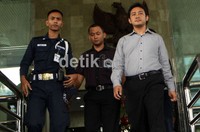 Tommy yang merupakan mantan Kepala Seksi Pengawasan dan Konsultasi Kantor Pajak Sidoarjo, datang ke KPK mengenakan pakaian kotak-kotak biru, Kamis (14/6/2012). Ramses/detikcom.