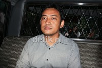 Ketika ditanya wartawan, keduanya enggan melontarkan pernyataan apapun. Mereka langsung ke mobil tahanan KPK. Ramses/detikcom.