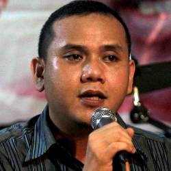Fadly Padi Puisikan Lagunya di Makassar International Writers Festival 2012