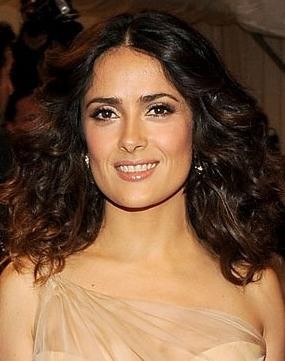 Salma Hayek Dapat Saran Fashion dari Suami