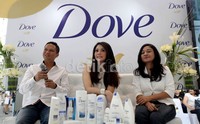 a pun berbagi tips kecantikan bersama seorang dokter spesialis kulit Dove dan para pakar kecantikan dalam acaranya di Ciputra Artpreneur Center, Kamis (14/6).