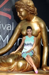 Anggunya Eva Longoria dengan balutan busana biru turquoise dipadu padankan sepatu pink. Getty Images/Pascal Le Segretain.