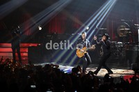 Ari Lasso tampil enerjik dalam konser bertajuk Konser Mahakarya Ahmad Dhani Dewa 19.