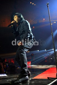 Ari Lassa membawakan sejumlah lagu Dewa 19.