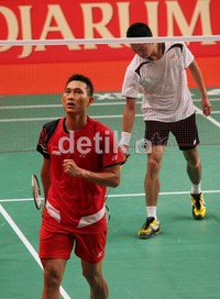 Sony Dwi Kuncoro menundukkan seniornya Taufik Hidayat dengan skor (21-14, 21-18).