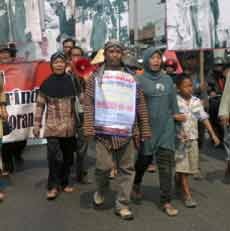 Korban Lumpur Lapindo Tuntut Haknya ke Jakarta dengan Jalan Kaki