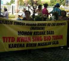 Anggota Klenteng Kwan Sing Bio Tuban Demo Kemenag