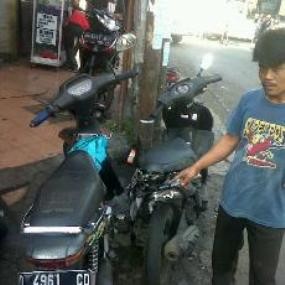 Avanza Seruduk 11 Motor dan 3 Mobil di Simpang Dago
