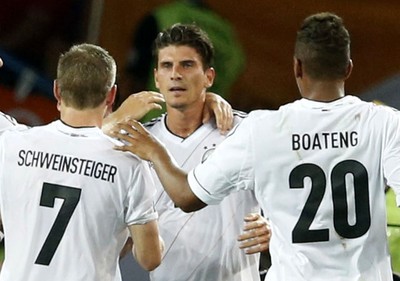 Dua Gol Gomez Menangkan Jerman