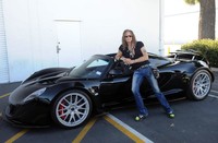 Steven Tyler berpose dengan Hennessey Venom GT Spyder. (dok Hennesey Performance).