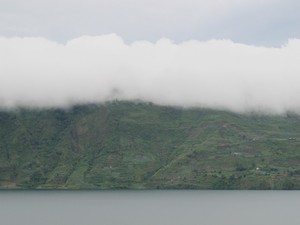 Inilah Tempat Danau, Bukit, dan Kabut Menjadi Satu