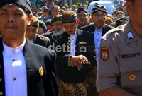 Tedjowulan memperhatikan jam tangannya, beberapa saat sebelum dia beserta ratusan pendukungnya masuk ke keraton. Muchus Budi R/detikNews.