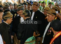 Tedjowulan tersenyum lebar saat disambut Eddy Wirobhumi, salah satu keluarga keraton yang mewakili kubu kerabat keraton di Kori Kamandungan Keraton Surakarta. Mereka telah delapan tahun berseteru. Muchus Budi R/detikNews.