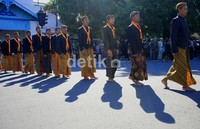 Ratusan abdidalem secara teratur memasuki Keraton Surakarta untuk mengikuti peringatan delapan tahun PB XIII bertahta yang juga menjadi ajang rekonsiliasi yang ditandai masuknya Tedjowulan beserta para pendukungnya ke dalam keraton. Muchus Budi R/detikNews.