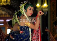 Para penari Bedhaya Ketawang membawakan tarian sakral Keraton Surakarta tersebut. Tarian ini hanya digelar setahun sekali bersamaan dengan upacara peringatan kenaikan tahta. Muchus Budi R/detikNews.