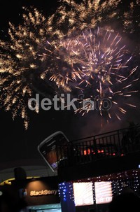 Pesta kembang api turut memeriahkan pembukaan Pekan Raya Jakarta 2012.