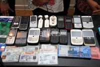Dari tangan kelima pelaku, polisi menyita barang bukti 15 unit handphone, tiga unit laptop dan dua unit modem. Agung Pambudhy/detikcom