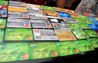 Polisi juga mengamankan 70 kartu ATM berbagai bank, sembilan buku tabungan berbagai bank, satu dokumen catatan nomer telpon, dua buku catatan nomor telpon dosen dan nomor rekening, serta uang tunai Rp 2,6 juta. Agung Pambudhy/detikcom