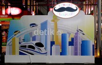 Baliho tersebut berukuran cukup besar sekitar 3x2 meter. Kata Kumis semakin santer terdengar menjelang kampanye Pilgub Jakarta.