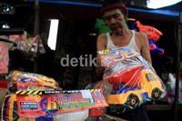 Seorang pedagang merapihkan barang dagangannnya di Pasar Gembrong, Jakarta. Agung Pambudhy/ detikcom