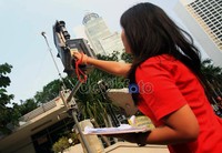 Ulvi Mulyani mahasiswa Institut Teknologi Bandung melakukan penelitian polusi udara di Bundaran Hotel Indonesia, Jakarta. Agung Pambudhy/detikcom.