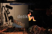 Segera adalah sebuah proyek diperbatasan fisik, teater dan sirkus dimana pertunjukkan didahului dengan potongan gambaran kesemrawutan kehidupan.