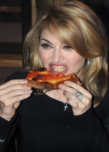 Ternyata, Madonna dan Angelina Jolie Juga Doyan Junkfood!