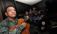 Yeppy Romero beraksi bersama Dwiki Dharmawan.