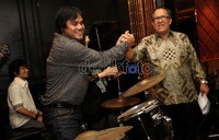 Wakil Menteri Pariwisata dan Ekonomi Kreatif Republik Indonesia, Sapta Nirwandar memberikan ucapan selamat kepada musisi Dwiki Darmawan saat acara konferensi pers di DConsulate Cafe, Jumat (15/6).