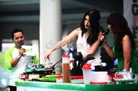 Tamara tampak cekatan memasak sup asparagus.