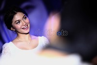 Menghadiri peluncuran album Ari Lasso, Ariel Tatum tak henti-hentinya mengumbar senyum.