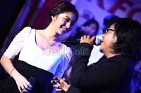 Ariel Tatum berduet dengan Ari Lasso.