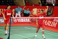 Markis Kido (kanan) mengepalkan tangan usai mengalahkan Rendra Wijaya dan Rian Sukmawan dua set langsung (21-18,21-9).