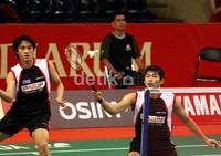 Rendra Wijaya (kiri) dan Rian Sukmawan (kanan), tidak berdaya dengan permainan cepat dari seniornya Markis Kido dan Hendra Setiawan.