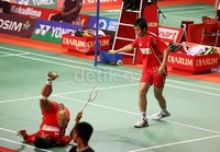 Peraih medali emas Olimpiade 2008, Markis Kido (kiri) dan Hendra Setiawan (kanan), sempat dibuat jatuh bangun diset pertama oleh Rendra Wijaya dan Rian Sukmawan.