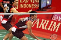 Rendra Wijaya (kiri) dan Rian Sukmawan (kanan), tak mampu mengikuti permainan cepat yang dimainkan pasangan Markis Kido dan Hendra.
