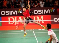 Simon Santoso melakukan smash saat melawan Dionysius Hayom Rumbaka di babak perempatfinal Djarum Indonesia Open Super Premier Series 2012.