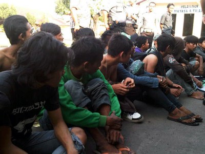 Jarah Kios di Stasiun Mojokerto, Puluhan Bonek Ditangkap