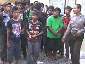 Lempari Kendaraan, 36 Bonek Diamankan di Lamongan