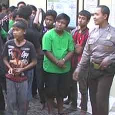 Lempari Kendaraan, 36 Bonek Diamankan di Lamongan