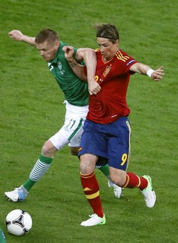 Pelatih Spanyol, Vicente del Bosque, membuat perubahan formasi untuk laga melawan Republik Irlandia. Dia memasang Fernando Torres sebagai ujung tombak dan mencadangkan Cesc Fabregas. Reuters/Leonhard Foeger .