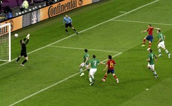 Fernando Torres membobol gawang Irlandia. Reuters/Leonhard Foeger.